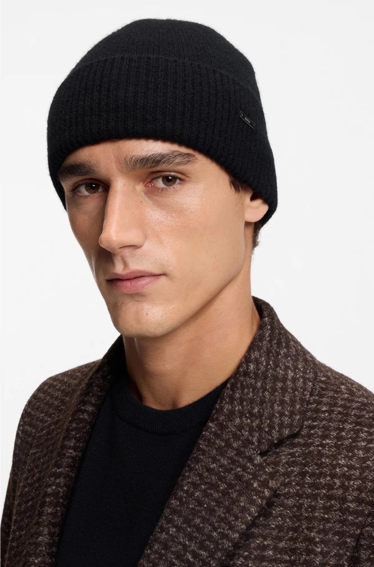 CASHMERE BEANIE HAT WITH LOGO PLAQUE